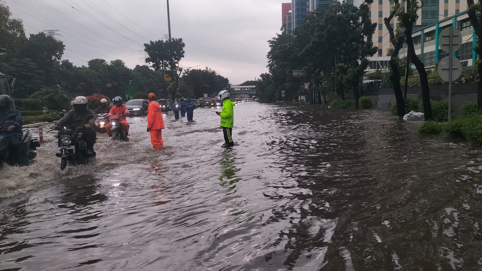 Indonesia News : Sapulidi News : Banjir Rendam Sejumlah Ruas Jalan Jakarta, Brimob–Lantas–Polair PMJ Bergerak Cepat, Polri Siagakan 128.247 Personel Secara Nasional